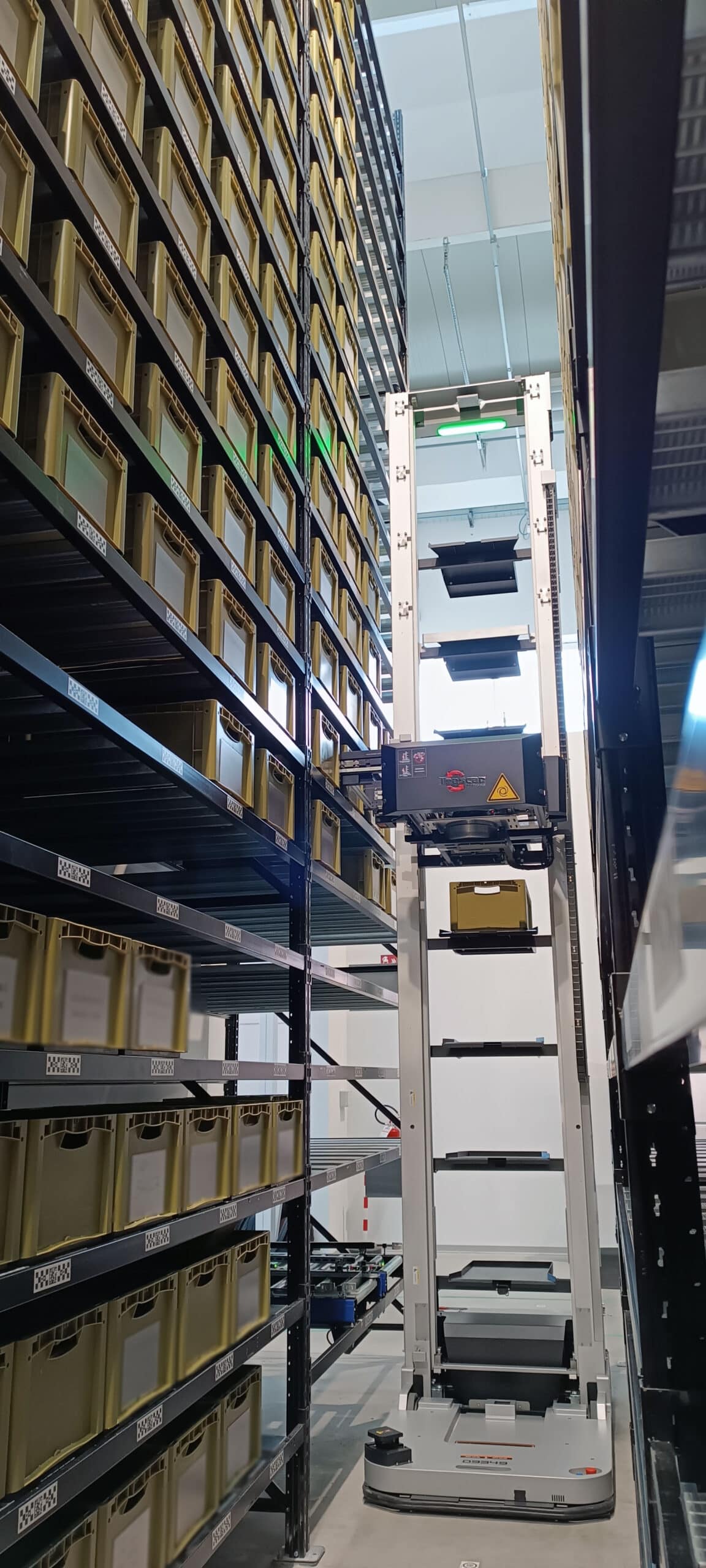 Trascar rivoluziona la logistica del fashion con la soluzione goods to person WonderBot_AMR